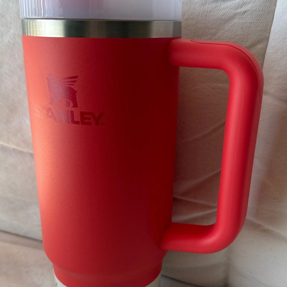 Stanley Insulated Tumbler with Handle and White Lid - Picture 5 of 5